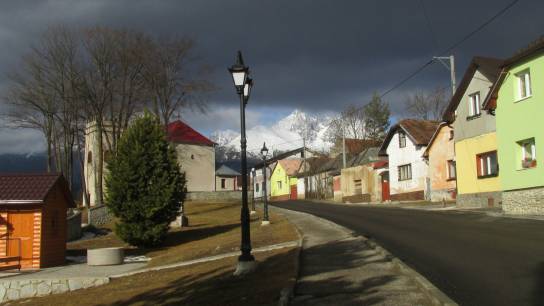 Stará Lesná, okolie kostola