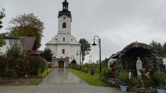 Hladovka, osvetlenie okolia kostola