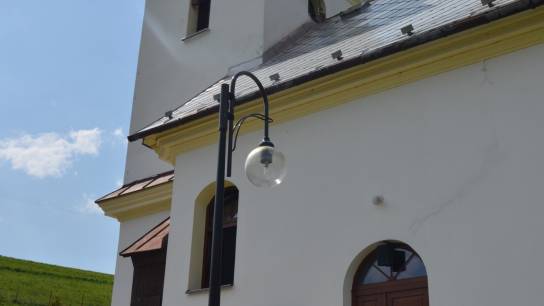 Pribiš - farský kostol, osvetlenie cintorína