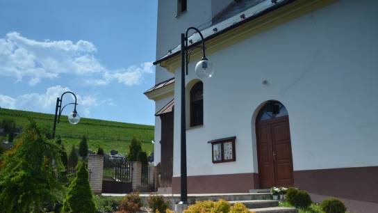 Pribiš - farský kostol, osvetlenie cintorína