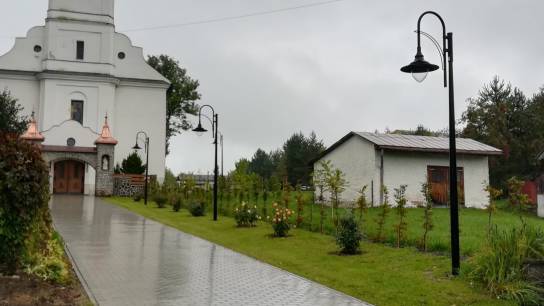 Hladovka, osvetlenie okolia kostola
