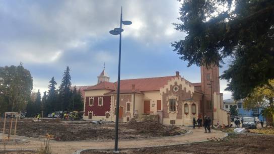 Senica, Sokolovňa, osvetlenie parku
